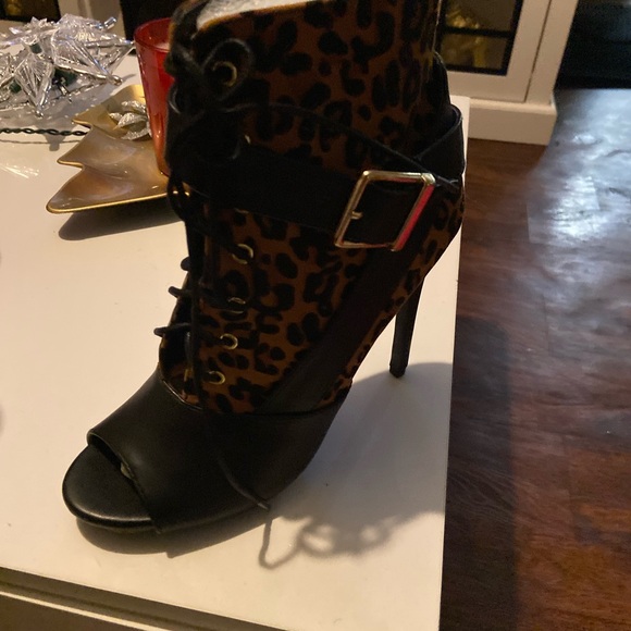 Women’s open toe boots - Picture 2 of 3